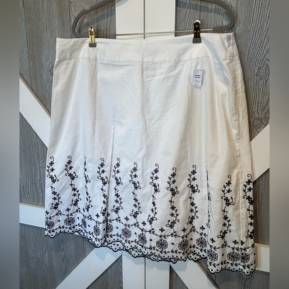 dressbarn Dresses & Skirts - Bag148. DRESSBARN White & Black A-Line skirt with black embroidery design 18W